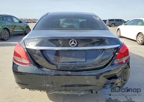 2017 Mercedes-Benz C 300 z USA, uszkodzony, nr VIN 55SWF4JB6HU229763